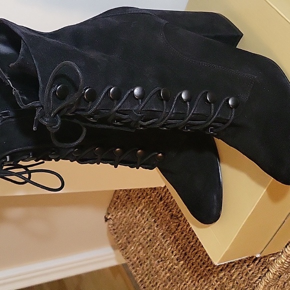 Black Kendall and Kylie Booties. - Picture 4 of 6